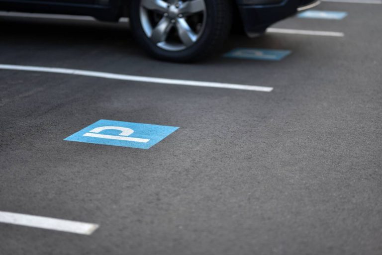 Quel recours si une voiture est garée sur une place privée