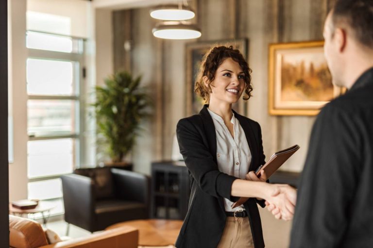 Immobilier d'entreprise : vaut-il mieux acheter ou louer des locaux ?