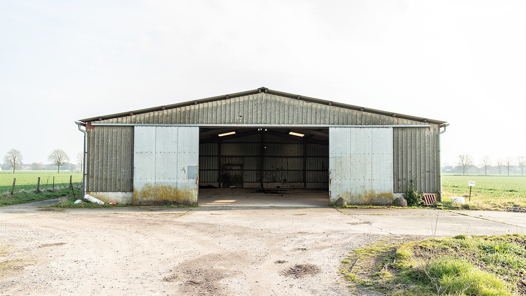 Transformer un hangar en habitation : le guide complet 2026