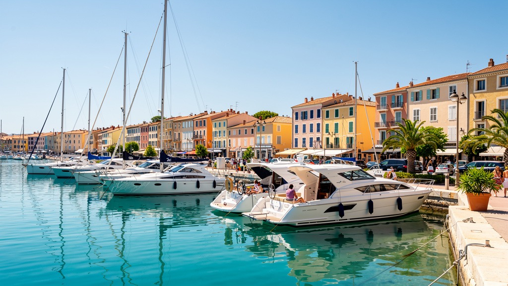Port-Fréjus et sa marina en plein été