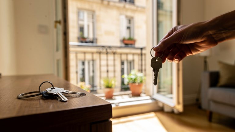 Investissement locatif : remise des cles d un appartement