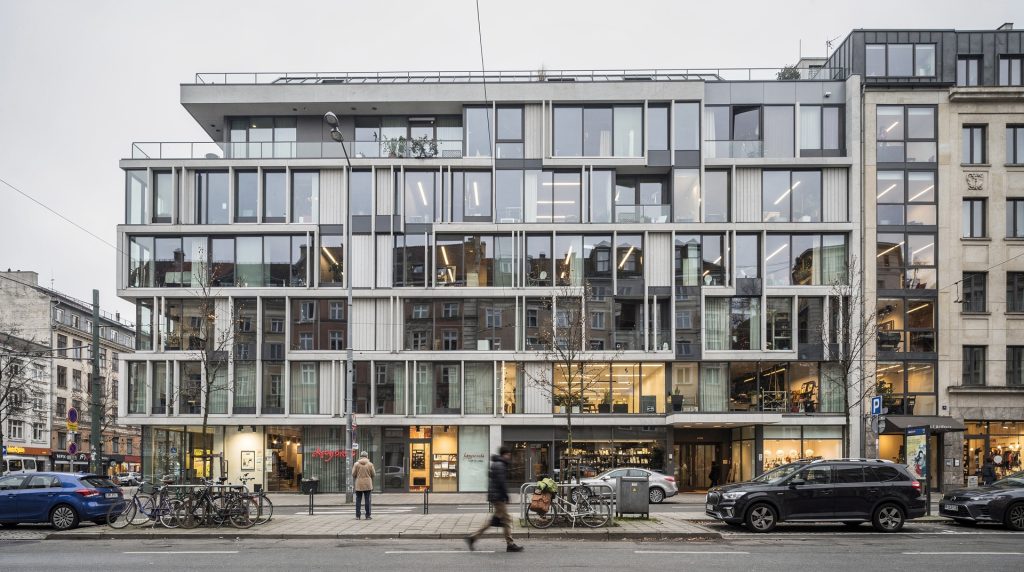 Bâtiment moderne accueillant des bureaux et des commerces